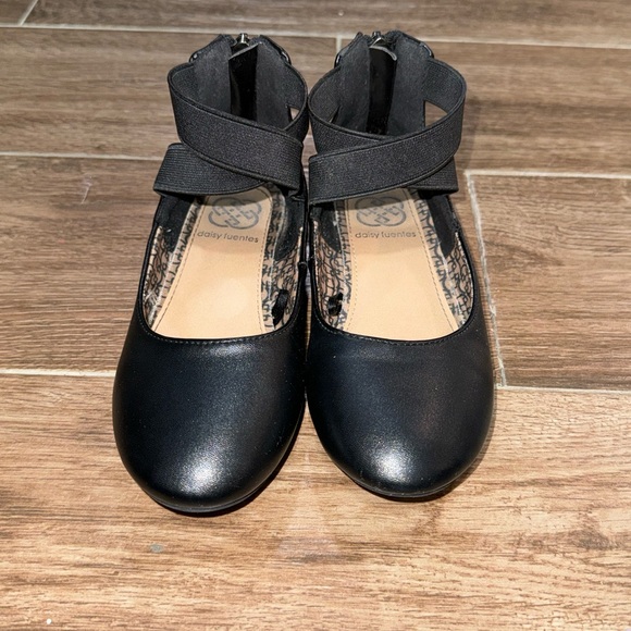 Toddler girls  size 12 daisy Fuentes dress shoes - Picture 3 of 5